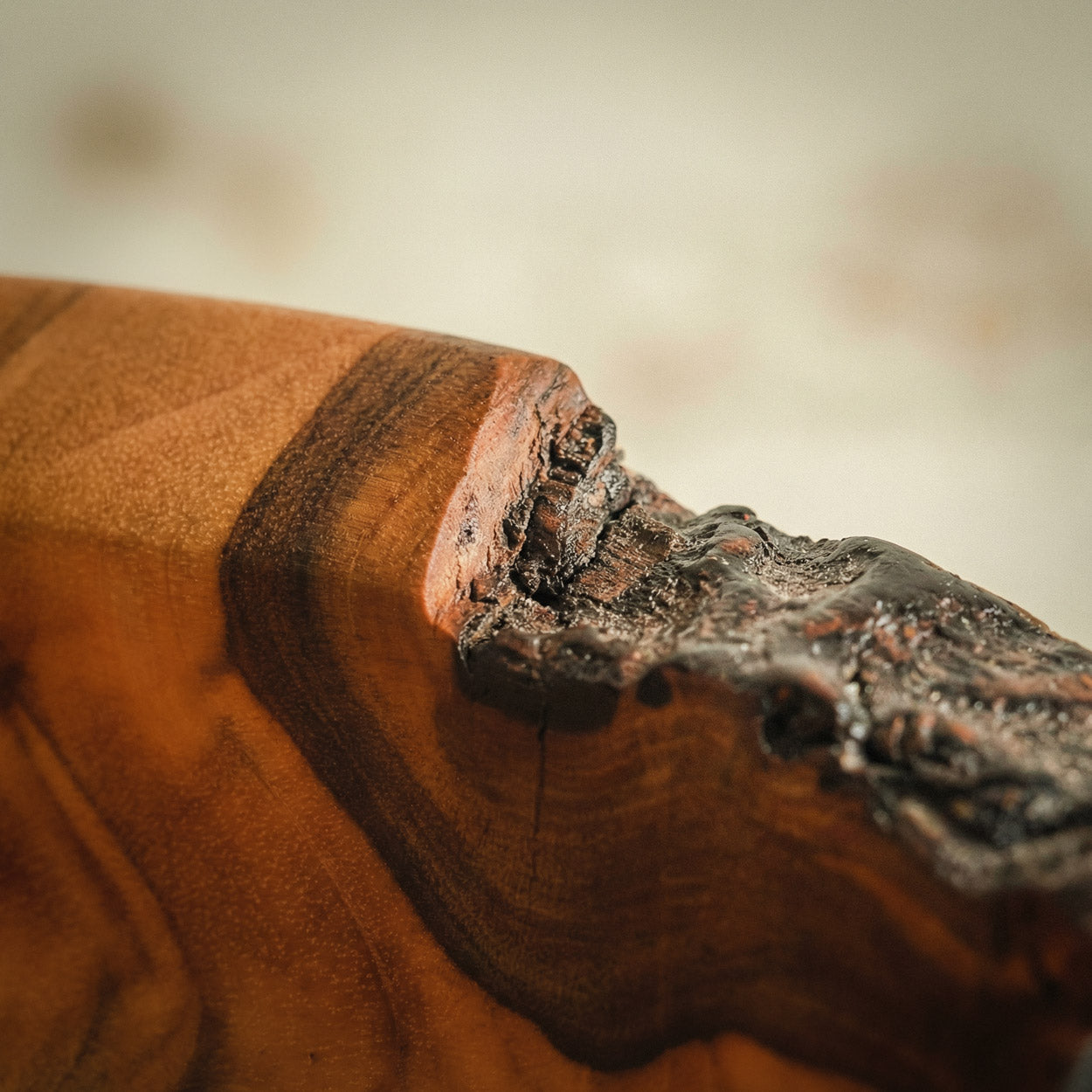 Hochwertige Holzschale aus Kirschholz mit Naturrand, besondere Maserung