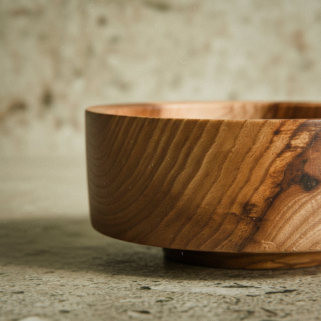 Holzschale aus seltenem Robinienholz Robinia². eine Schale mit starken Farbkontrasten, Gradlinigkeit & einem langanhaltenden Bienenwachs Finish. Ø 12,5 cm