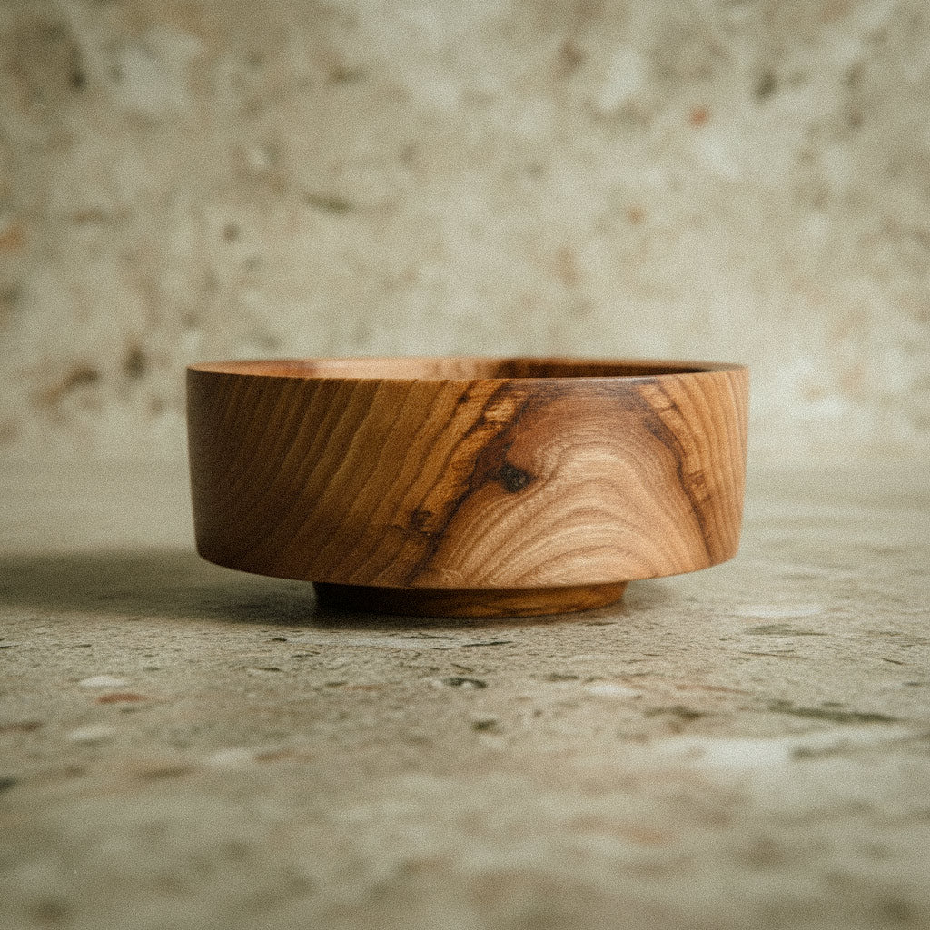 Holzschale aus seltenem Robinienholz Robinia². eine Schale mit starken Farbkontrasten, Gradlinigkeit & einem langanhaltenden Bienenwachs Finish. Ø 12,5 cm