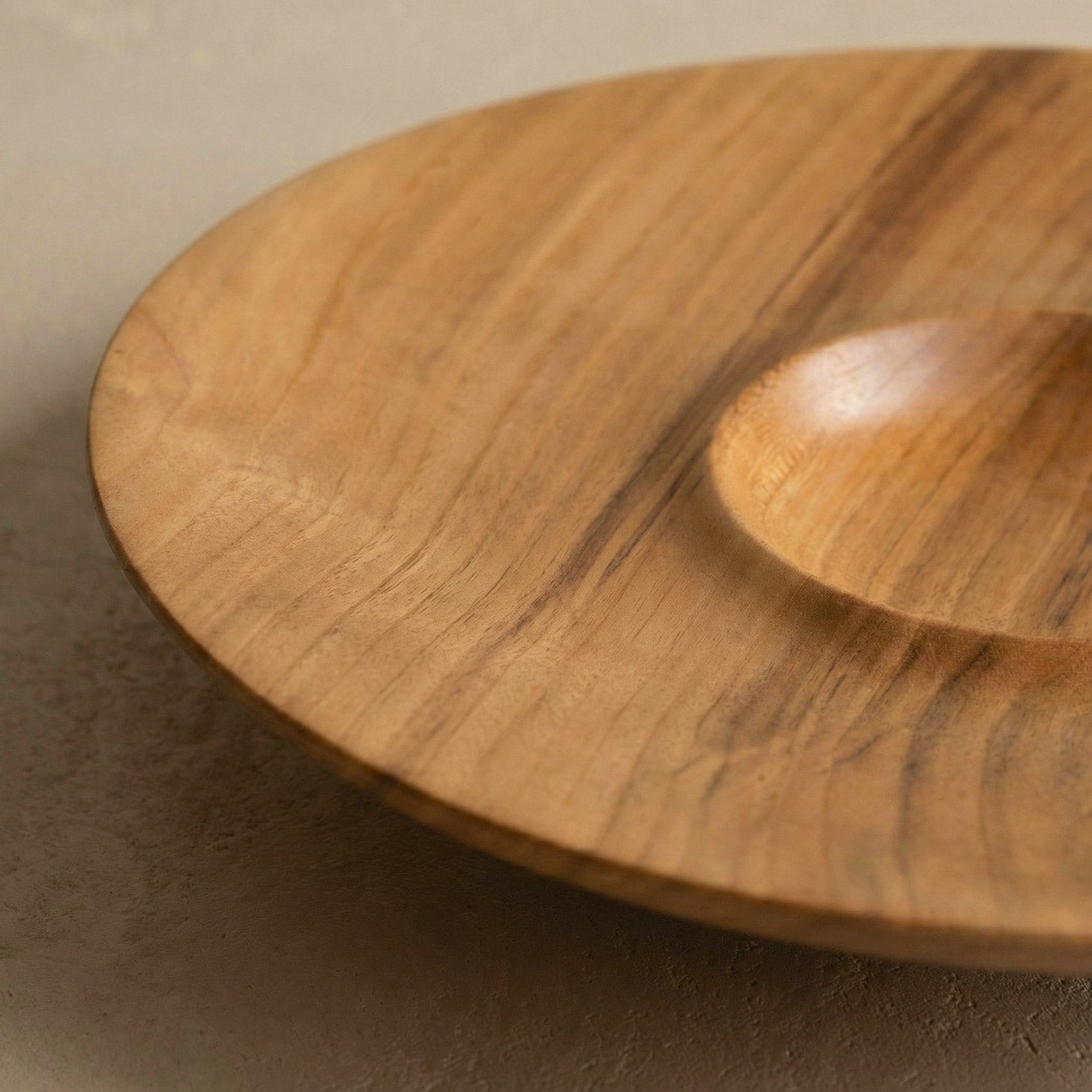 Obstschale aus Kirschholz – handgedrechselt mit einzigartiger Maserung, skulpturale Holzschale für Tisch und Raum, mit natürlichem Bienenwachsfinish