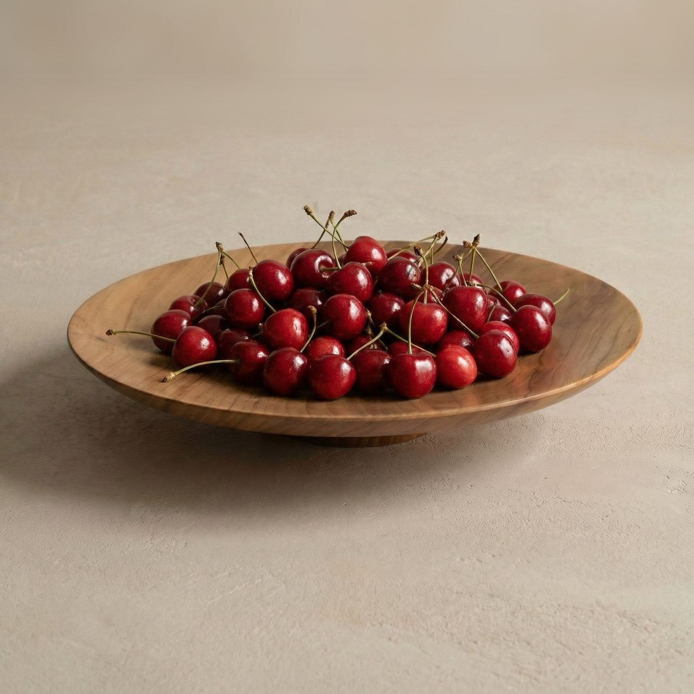 Obstschale aus Kirschholz – handgedrechselt mit einzigartiger Maserung, skulpturale Holzschale für Tisch und Raum, mit natürlichem Bienenwachsfinish