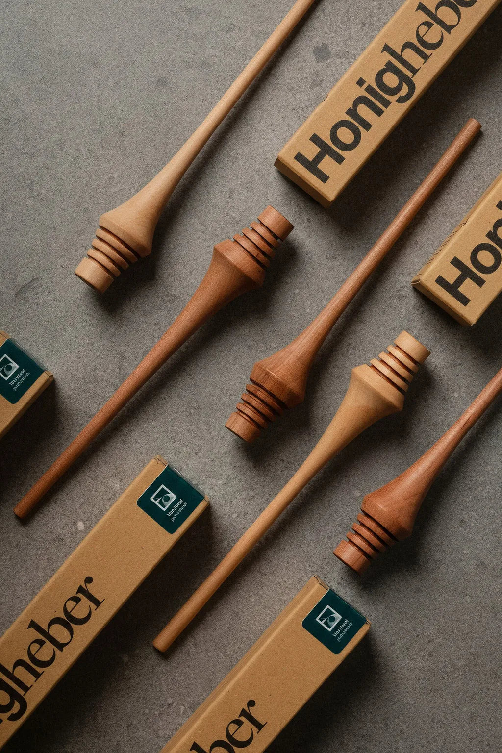 Musterbeispiele des Honiglöffel Elsa aus Elsbeeren Holz, Die honiglöffel haben unterschiedliche Farbtöne obwohl sie aus dem selben Elsbeerenholz gefertigt wurden, hergestellt in der Tischlerei mimikry aus Leipzig