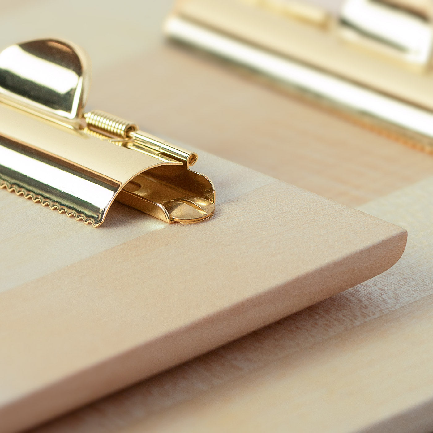 Klemmbrett A4 Holz aus Ahorn- Massivholz Schreibbrett Din A4 mit Messing Klemmbrett Klammer der Tischlerei mimikry in Leipzig, Detailansicht der Messingklammer