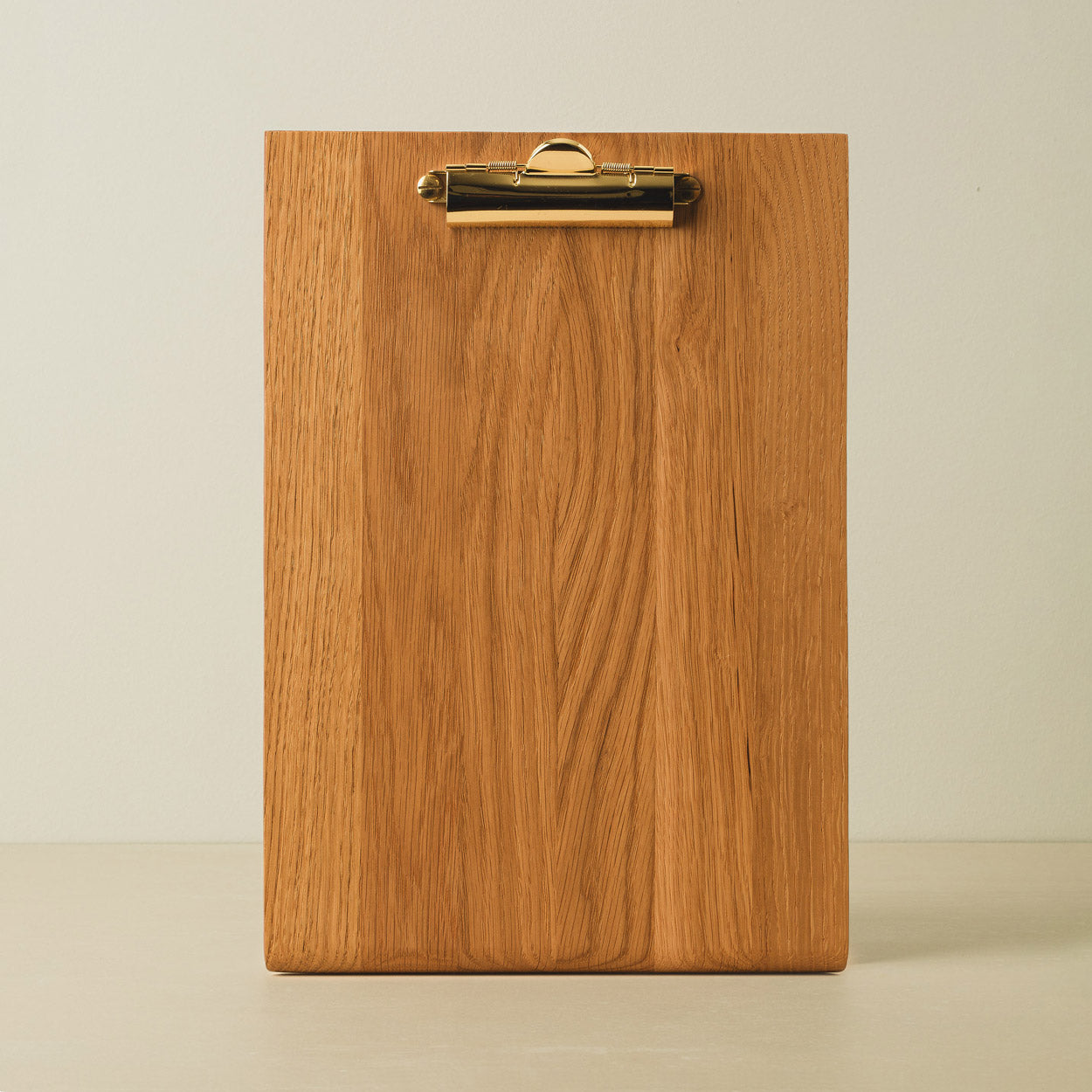 Klemmbrett A4 Holz aus Eiche - Massivholz Schreibbrett Din A4 mit Messing Klemmbrett Klammer der Tischlerei mimikry in Leipzig, Frontalansicht 