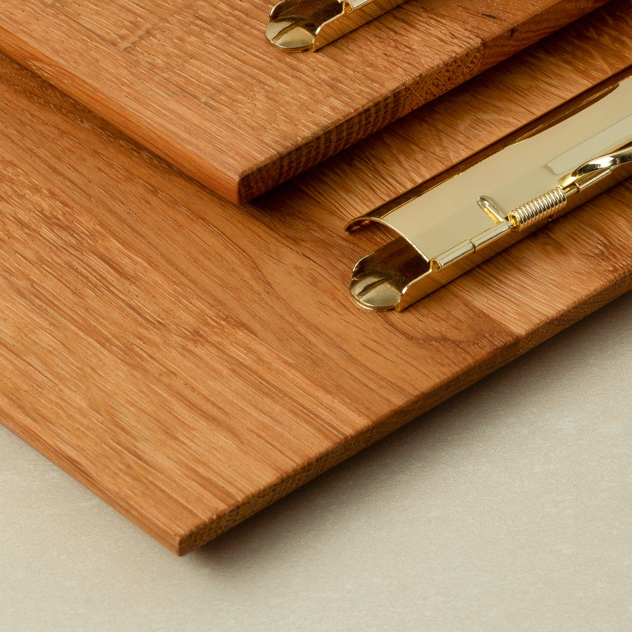 Klemmbrett A5 Eiche Holz als Schreibunterlage für Notizen, Skizzen und Mitschriften, Detailansicht Messingklemme 