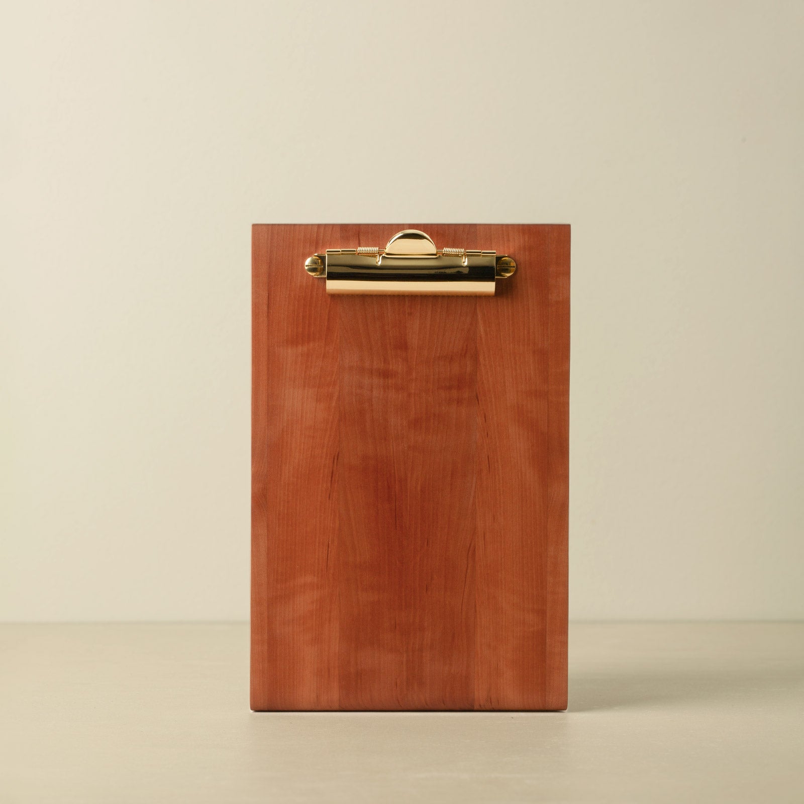 Klemmbrett a5 Holz Elsbeere, Massivholz Schreibbrett Din A5 mit Messing Klemmbrett Klammer der Tischlerei mimikry in Leipzig, Frontalansicht