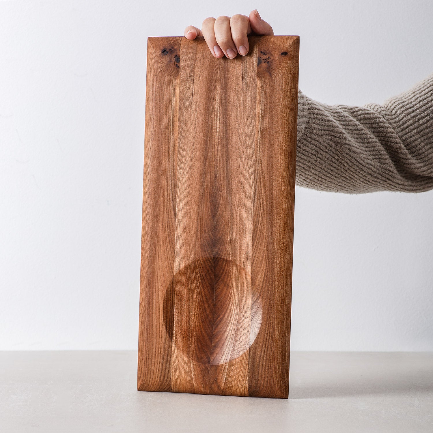 Kleines Kräuterbrett aus Rüster / Ulmenholz mit Mulde und natürlichem Leinöl Finish - 45 x 20 cm