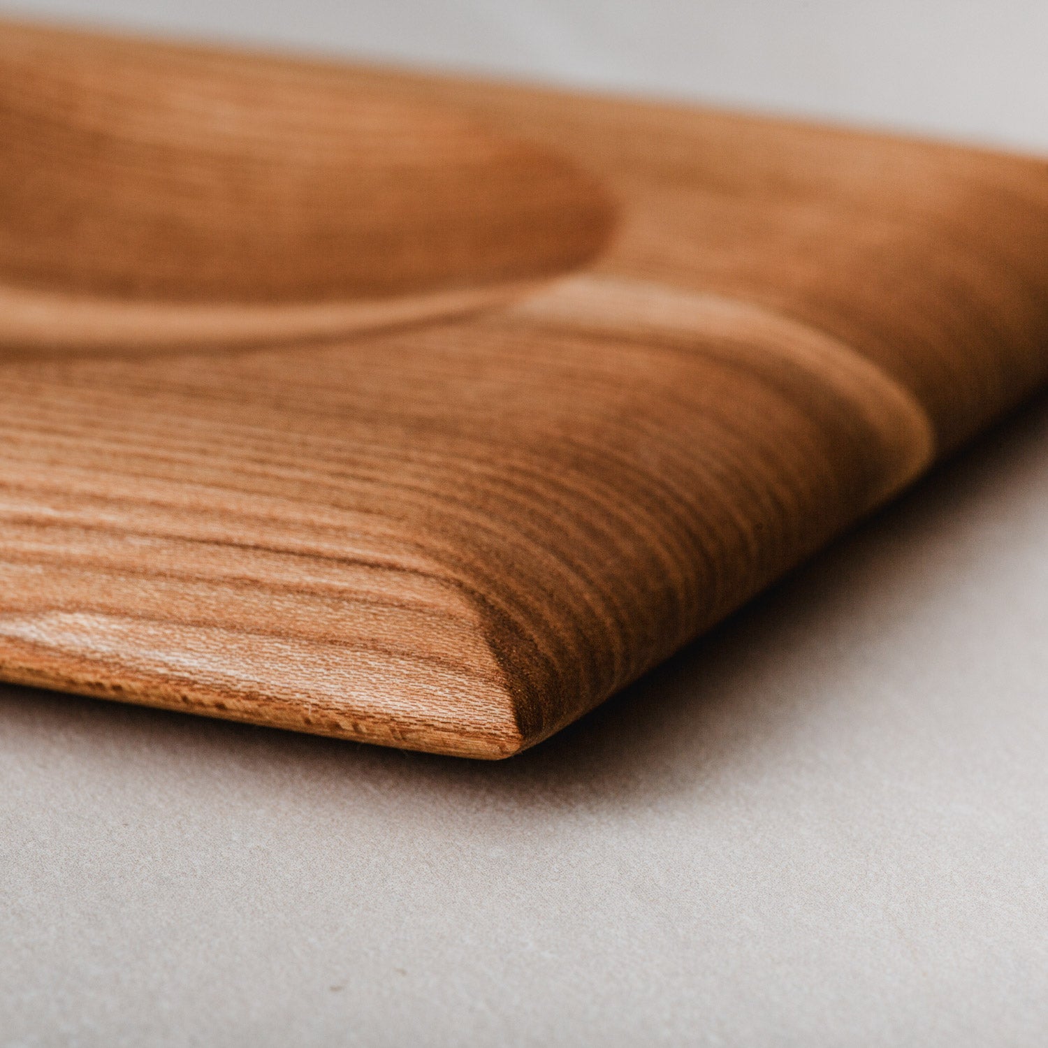 Großes Kräuterbrett aus Rüster / Ulmenholz mit Mulde und natürlichem Leinöl Finish - 60 x 20cm