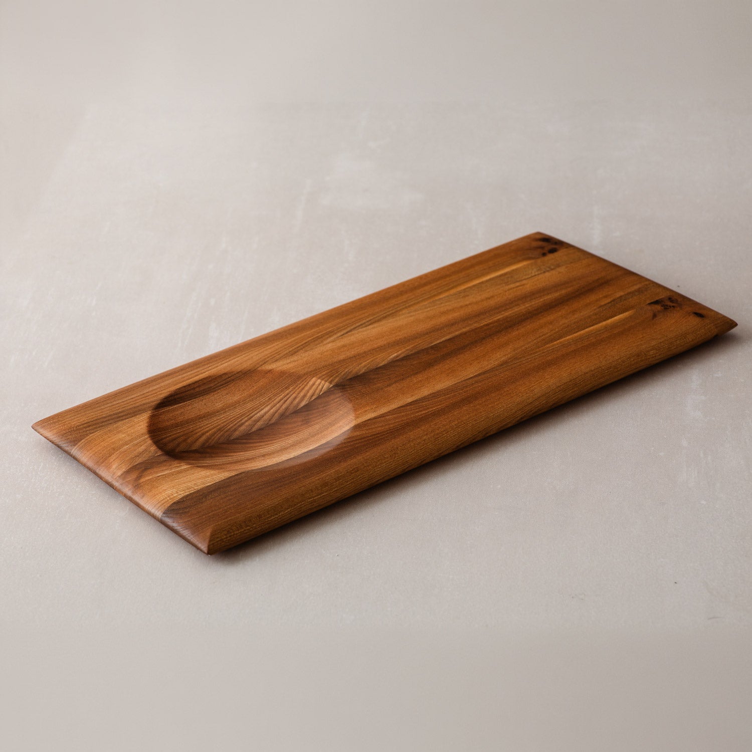 Kleines Kräuterbrett aus Rüster / Ulmenholz mit Mulde und natürlichem Leinöl Finish - 45 x 20 cm