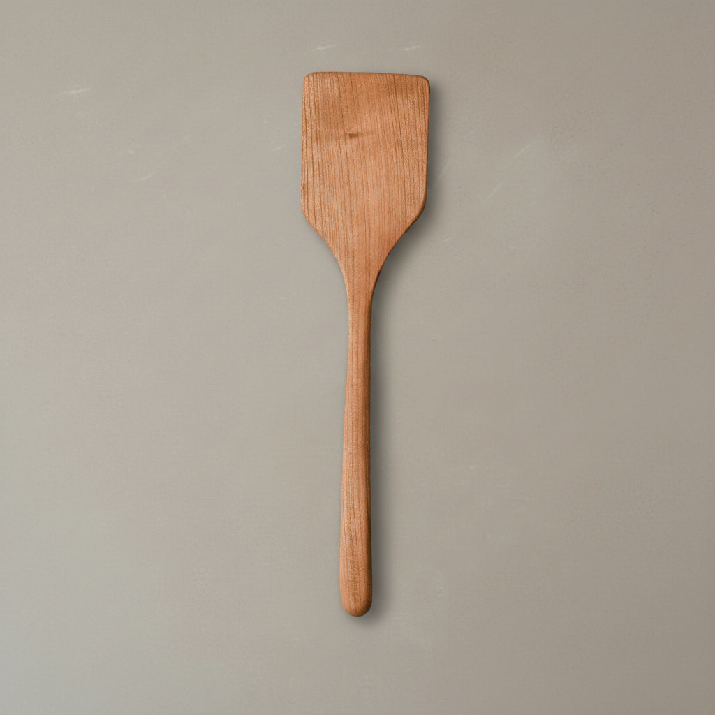 Pfannenwender aus Kirschholz, handgefertigt aus einem Stück Holz, mit natürlichem Leinöl-Finish, sanft geschwungene Schaufel, kompakt und wendig