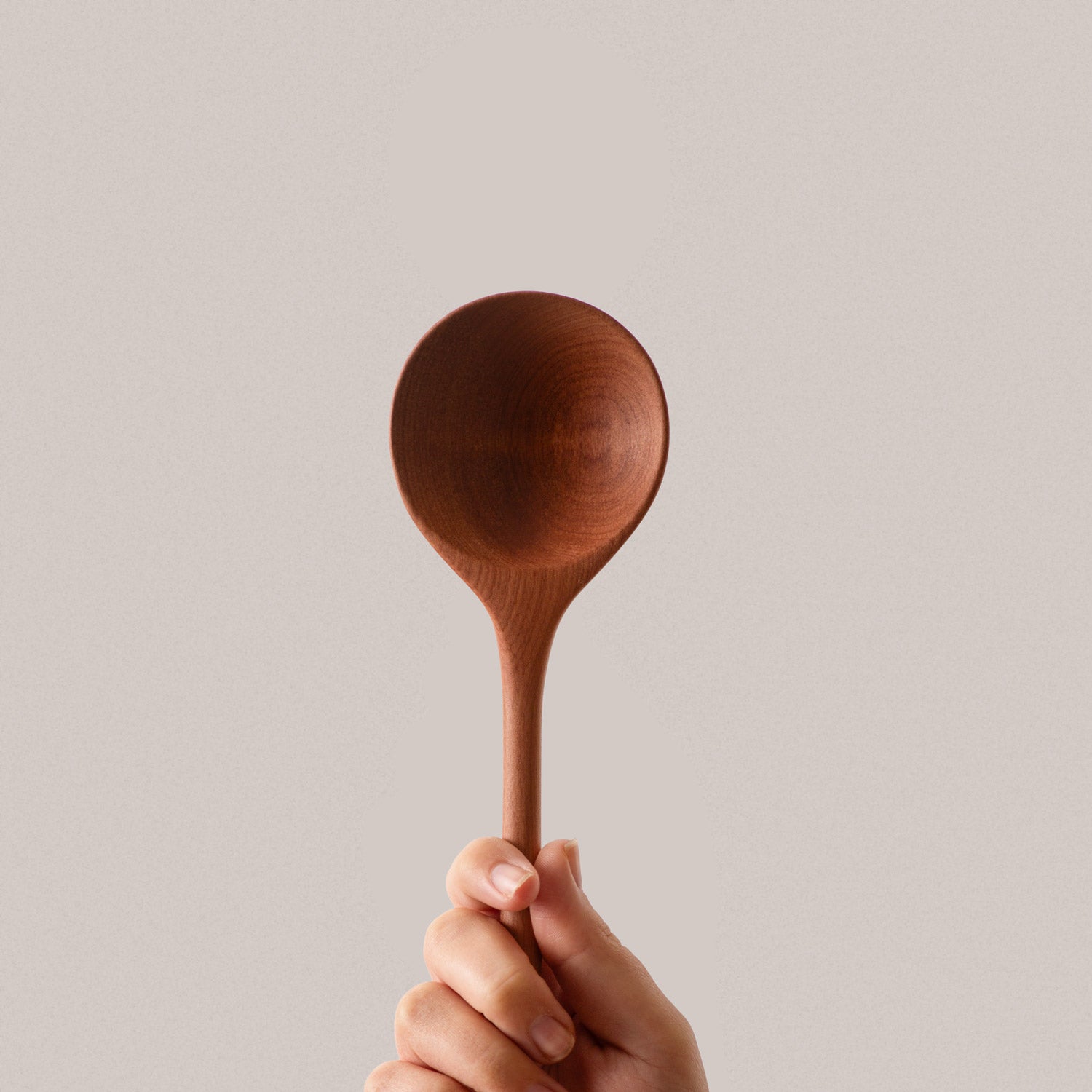 Kurzer Reislöffel mit breiter Kelle aus Elsbeererholz von Hand gefertigt mit natürlichem Leinöl Finish