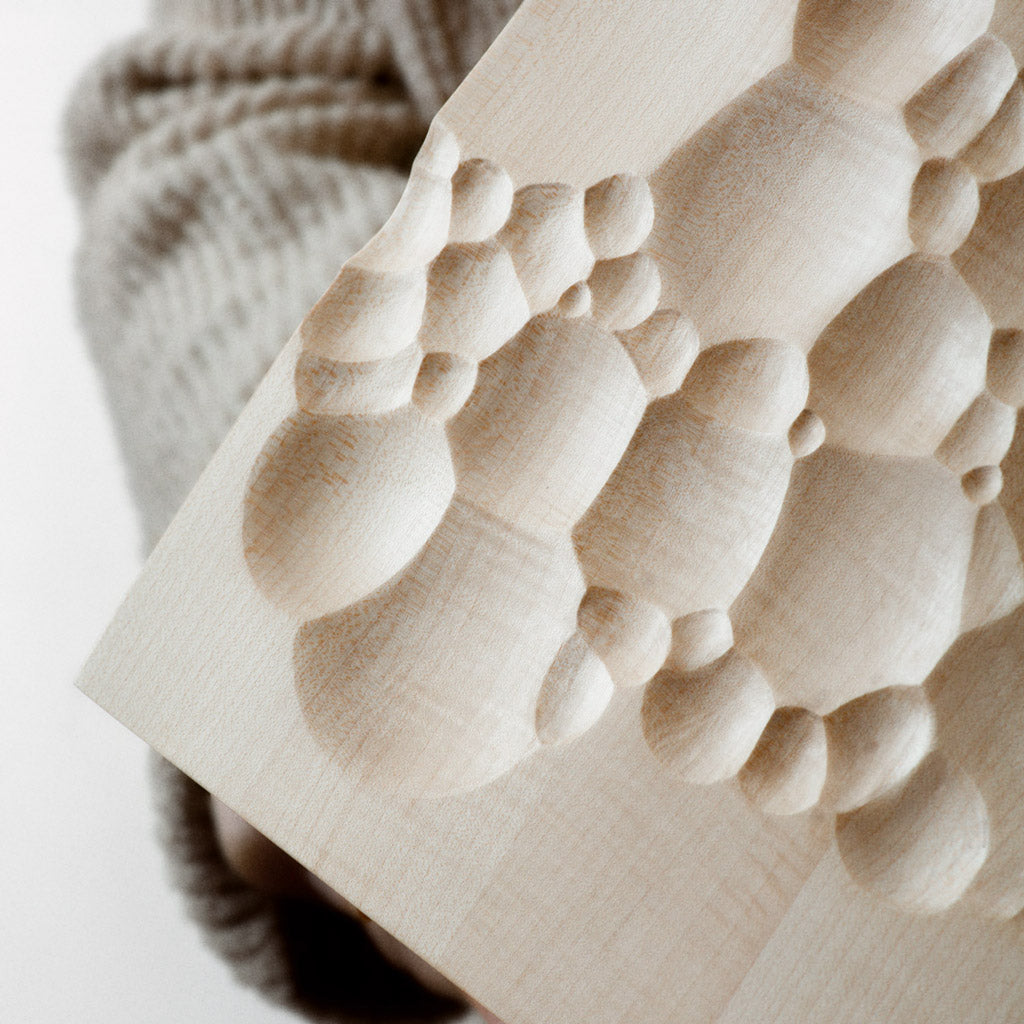 Servierbrett aus geriegeltem Ahorn mit handgeschnitzter Oberfläche und natürlichem Wachs Finish 45 x 20 x 2 cm