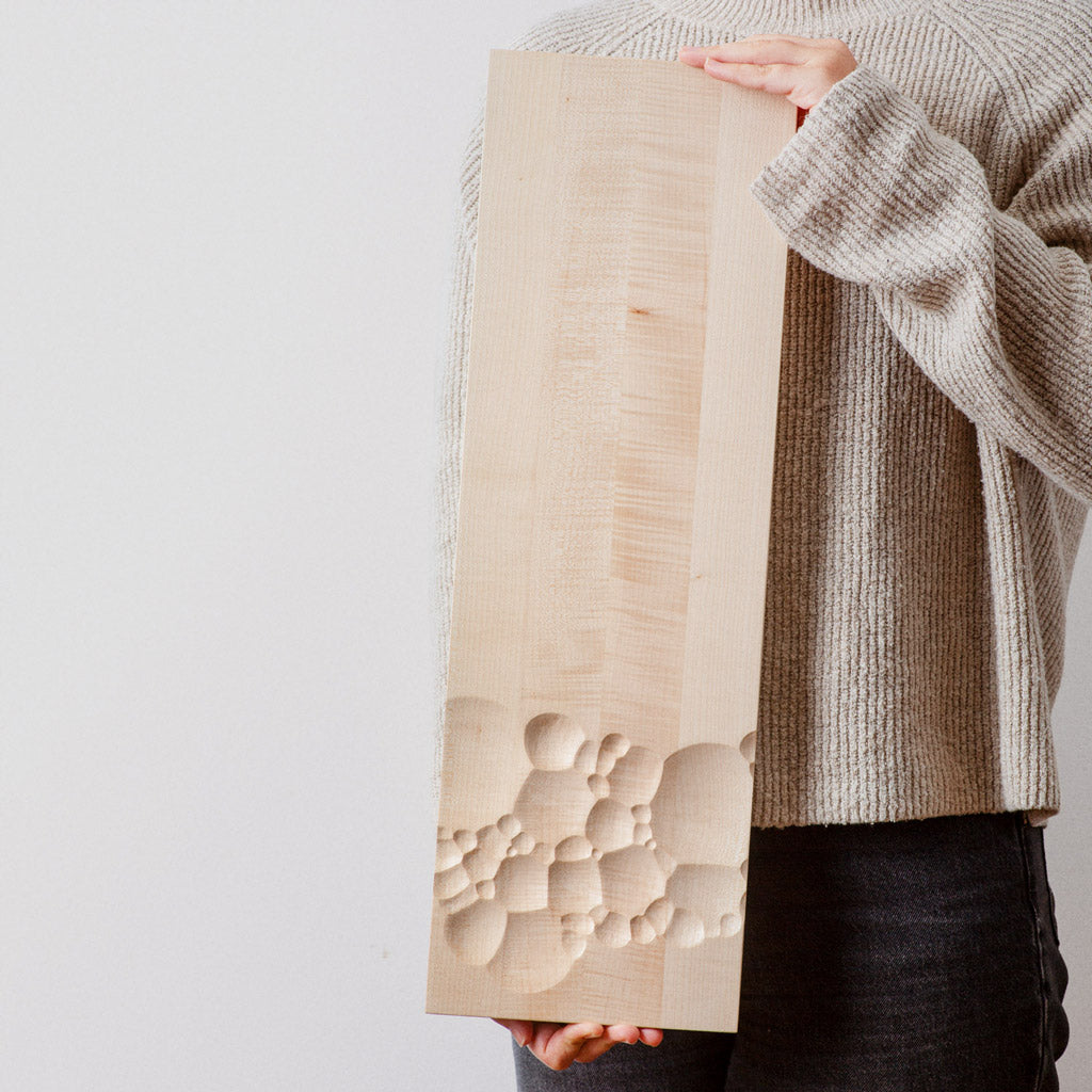 Servierbrett aus geriegeltem Ahorn mit handgeschnitzter Oberfläche und natürlichem Wachs Finish 45 x 20 x 2 cm