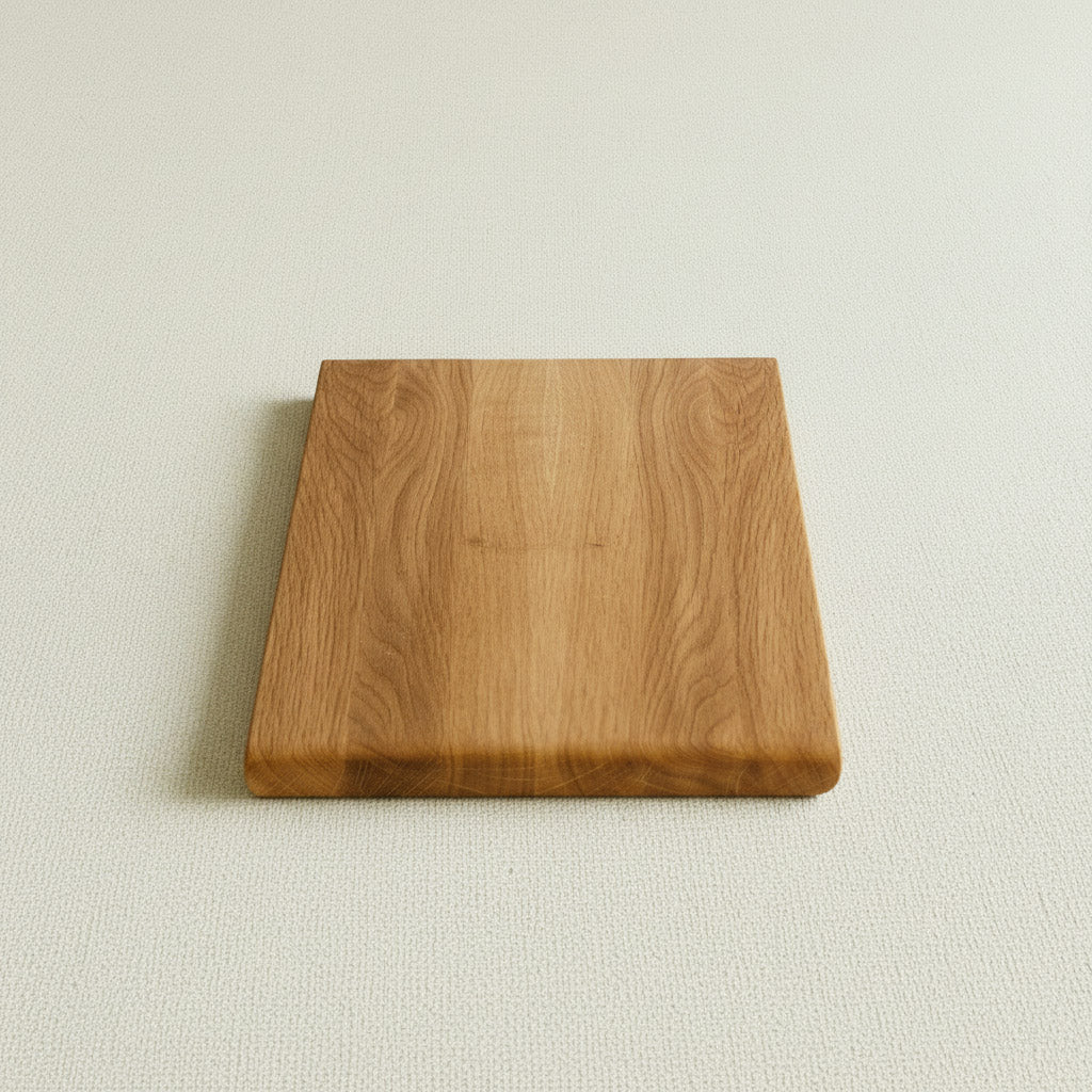 Großes Massivholz Schneidebrett aus Eiche Tabula auf hellem Hintergrund 03