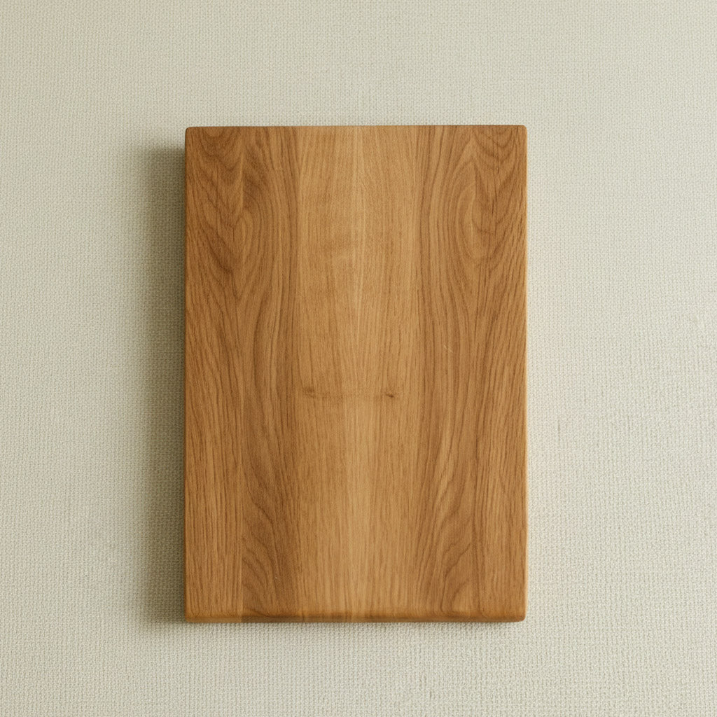 Großes Massivholz Schneidebrett aus Eiche Tabula auf hellem Hintergrund 01