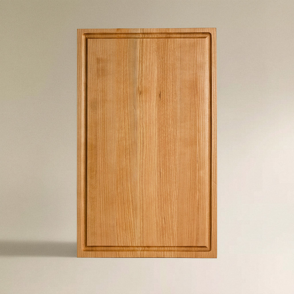 Holzschneidebrett Groß Kirsche mit Saftrille Tabula vor hellem Hintergrund 01