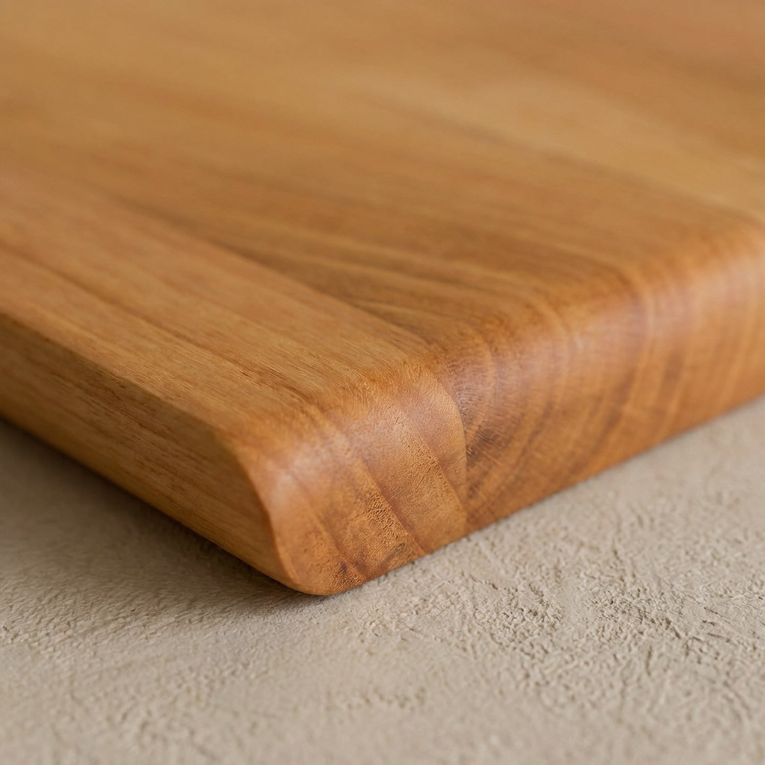 Kleines Holzschneidebrett aus Kirsche Aruna auf hellen Steinuntergrund 01