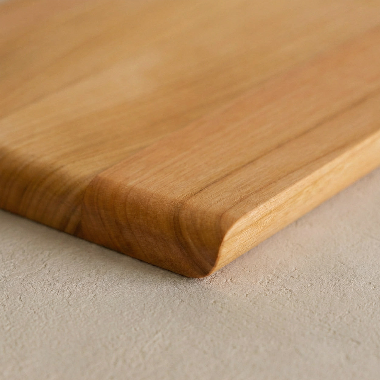 Kleines Holzschneidebrett aus Kirsche Aruna auf hellen Steinuntergrund 02