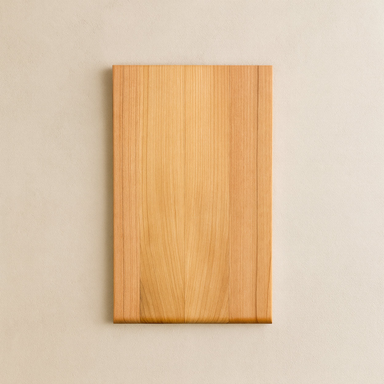 Kleines Holzschneidebrett aus Kirsche Aruna auf hellen Steinuntergrund 04