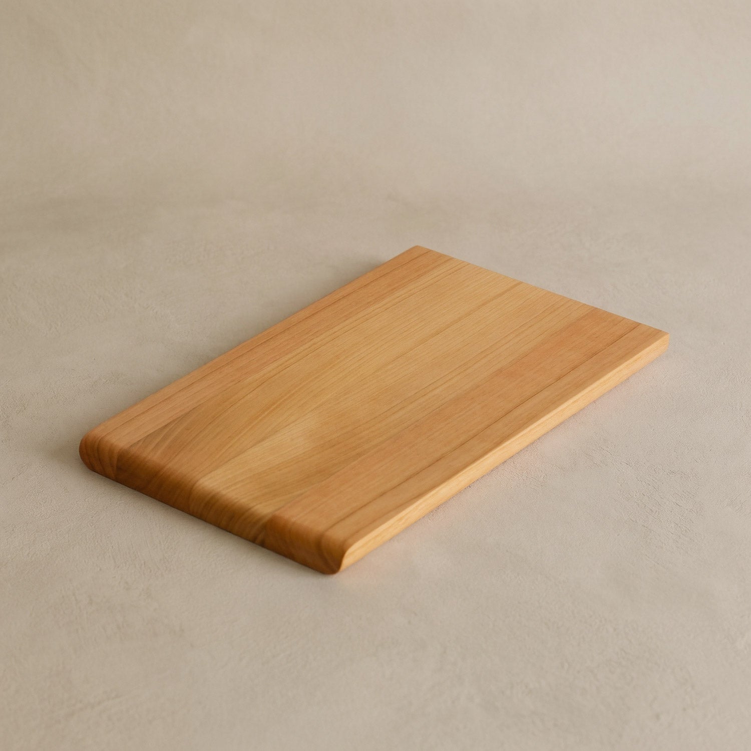 Kleines Holzschneidebrett aus Kirsche Aruna auf hellen Steinuntergrund 05