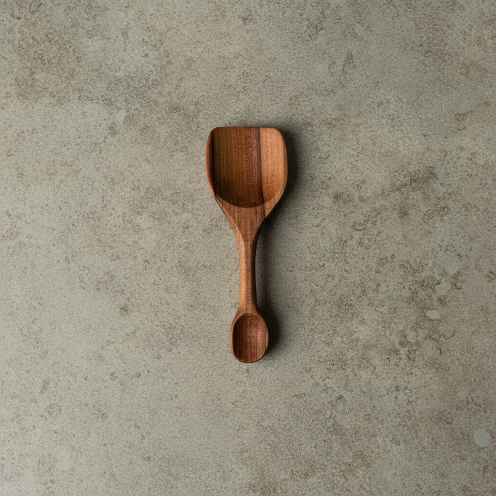 Doppelseitige Salzschaufel und Gewürzschaufel aus Elsbeeren Holz, draufsicht, handgefertigt und nachhaltig produziert, mit modern reduziertem Design