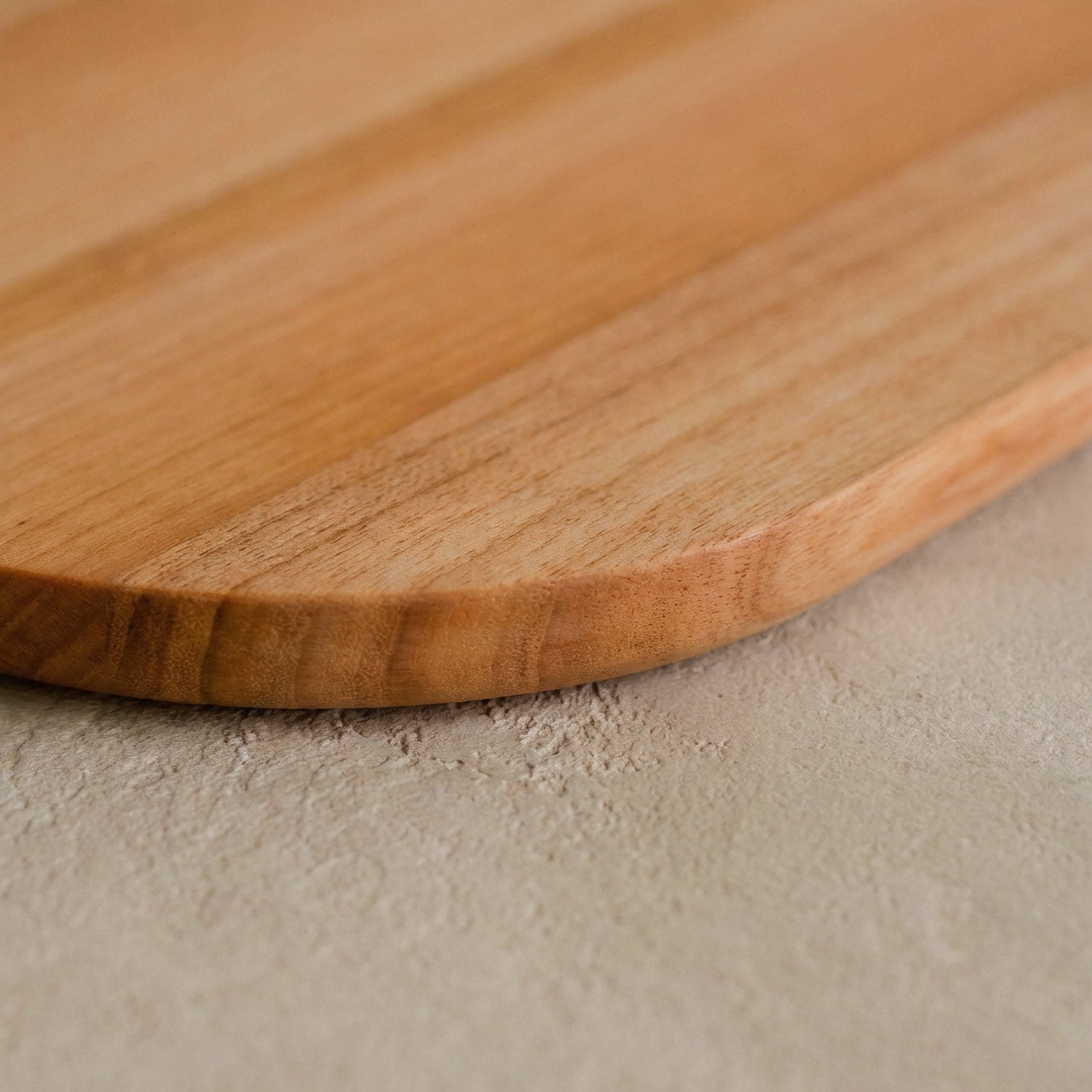 Kleines Schneidebrett aus einem Stück Talino Kirsche auf beigem Steinboden 05