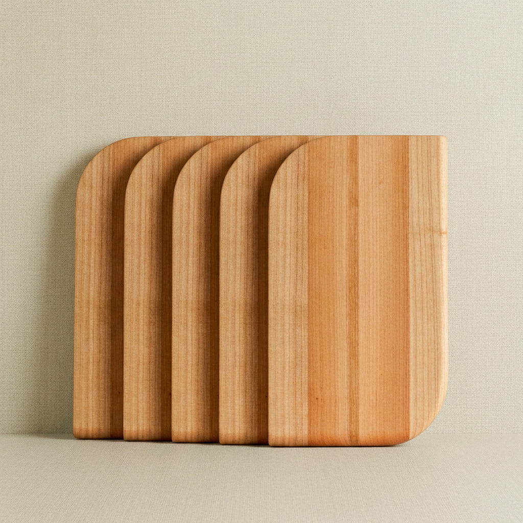 Kleines Schneidebrett Set aus einem Stück Holz Talino Kirsche auf beigem Steinboden 