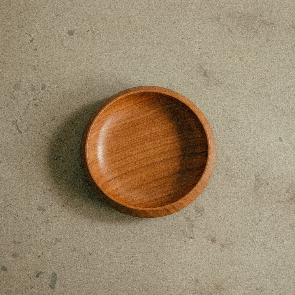 Kirschschale Solva – kleine, handgedrechselte Holzschale aus Kirschholz mit natürlichem Bienenwachs-Finish für Tisch & Alltag, zierliche Form. Ø 11,5 cm