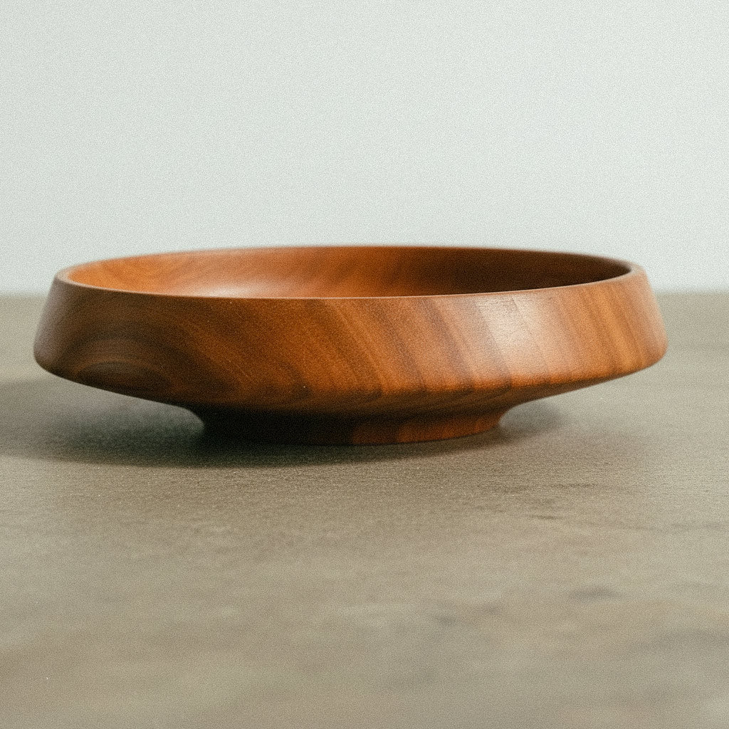 Kirschschale Solva – kleine, handgedrechselte Holzschale aus Kirschholz mit natürlichem Bienenwachs-Finish für Tisch & Alltag, zierliche Form. Ø 11,5 cm