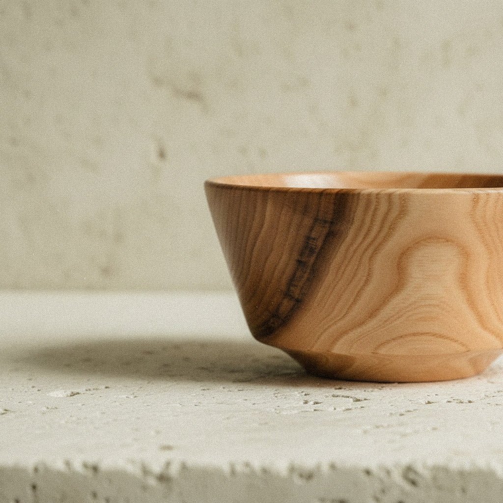 Holzschale aus stark gemaserten Robinienholz mit starken Kontrasten, von Hand gedrechselt und mit Bienenwachs geschützt. Ø 13,5 cm