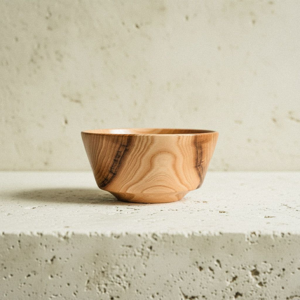 Holzschale aus stark gemaserten Robinienholz mit starken Kontrasten, von Hand gedrechselt und mit Bienenwachs geschützt. Ø 13,5 cm