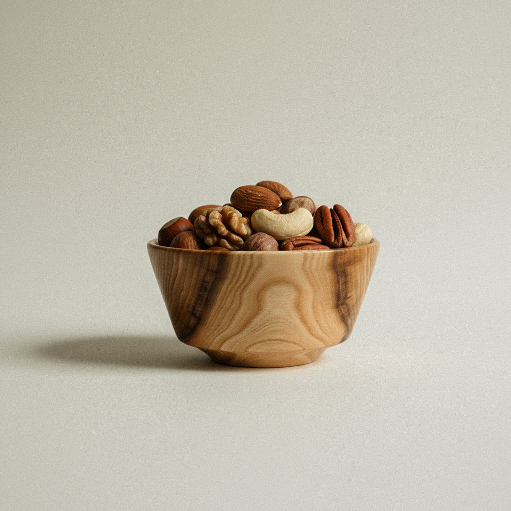 Holzschale aus stark gemaserten Robinienholz mit starken Kontrasten, von Hand gedrechselt und mit Bienenwachs geschützt. Ø 13,5 cm