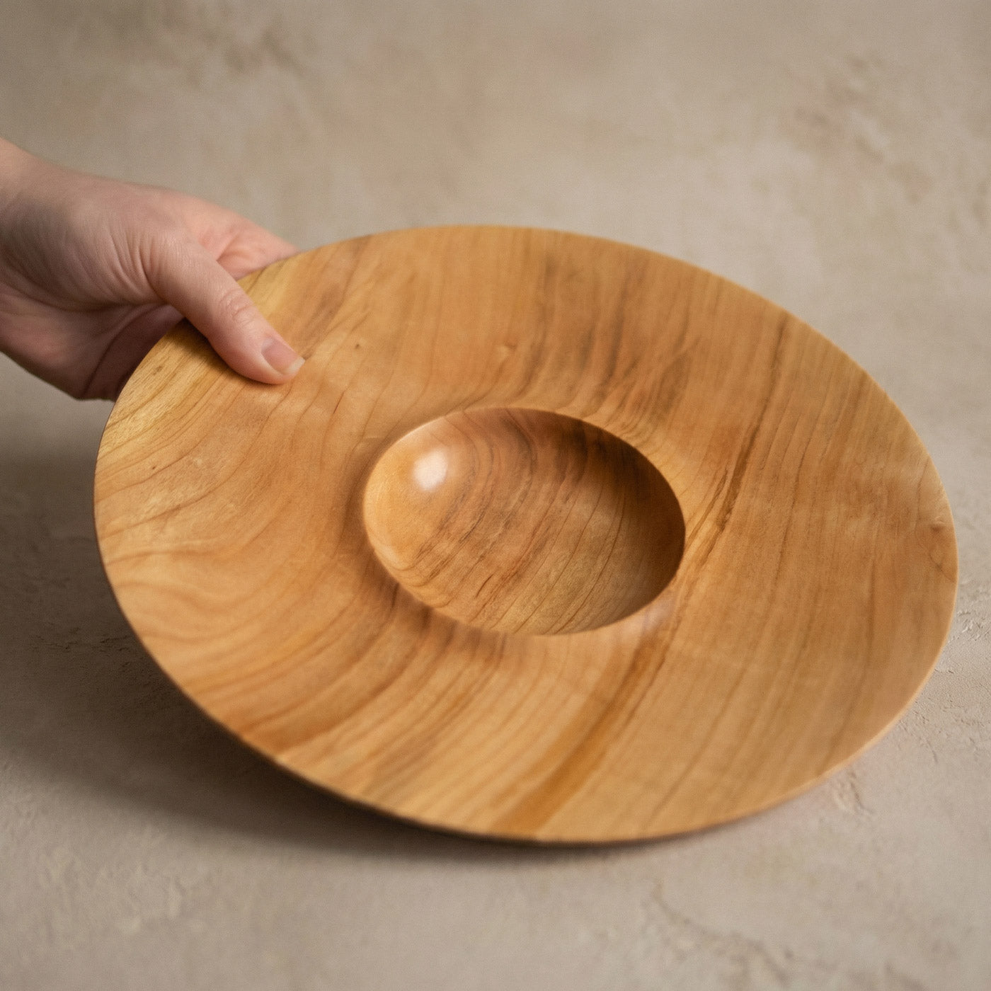 Obstschale aus Kirschholz – handgedrechselt mit einzigartiger Maserung, skulpturale Holzschale für Tisch und Raum, mit natürlichem Bienenwachsfinish