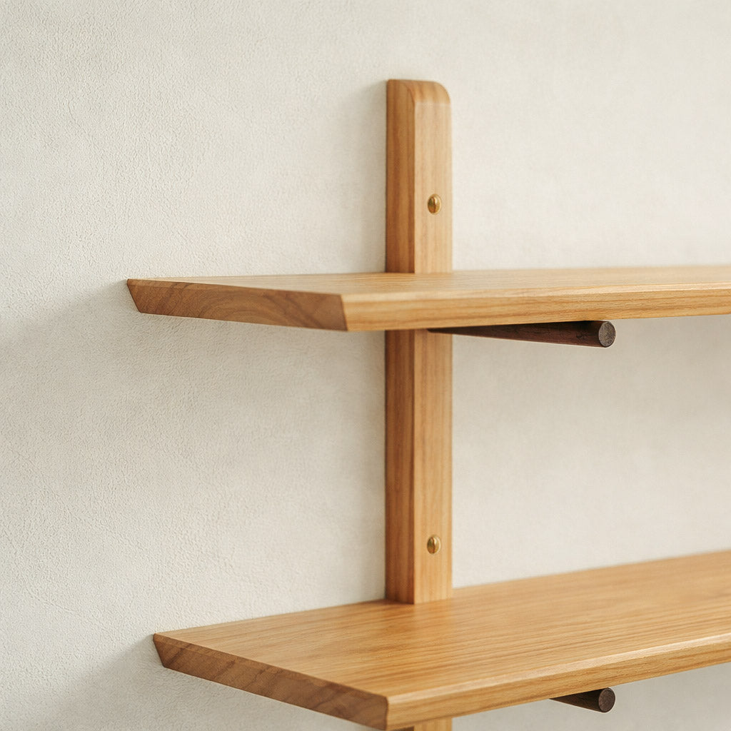 Diagonale Detailaufnahme vom Regal Ramona, gefertigt aus Kischholz und Elsbeere.