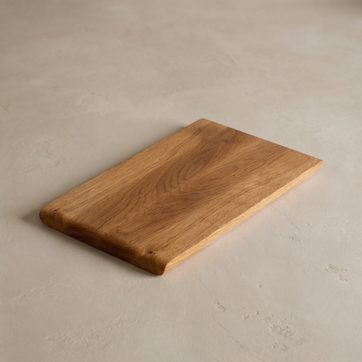 Schneidebrett aus Holz klein Eiche Aruna auf hellem Steinboden 01