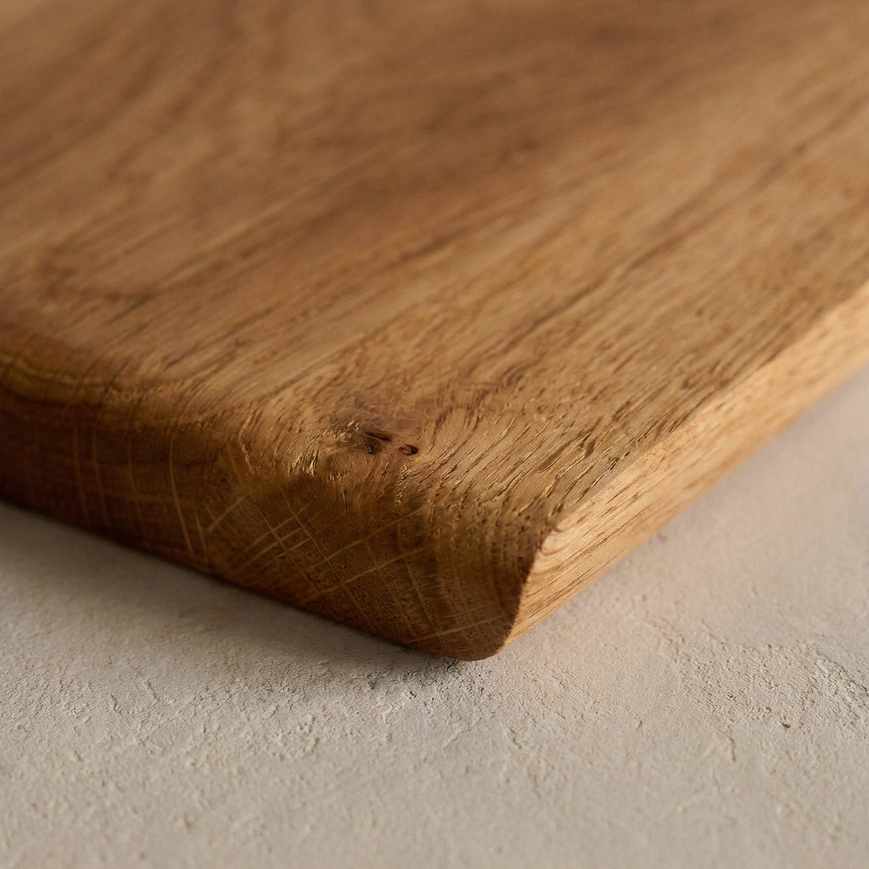 Schneidebrett aus Holz klein Eiche Aruna auf hellem Steinboden 05