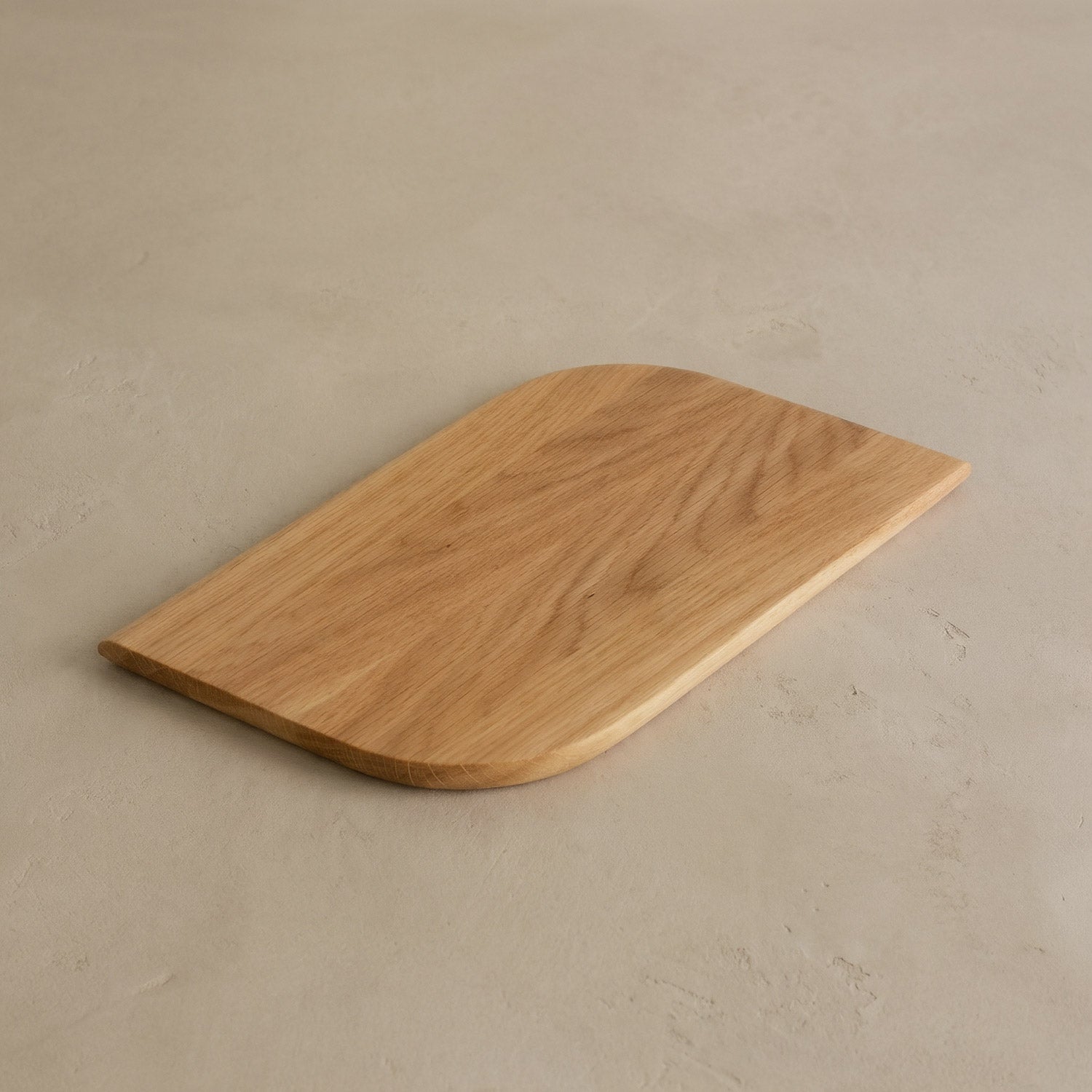 Kleines Schneidebrett aus Massivholz Eiche Talino auf hellem Steinboden 02