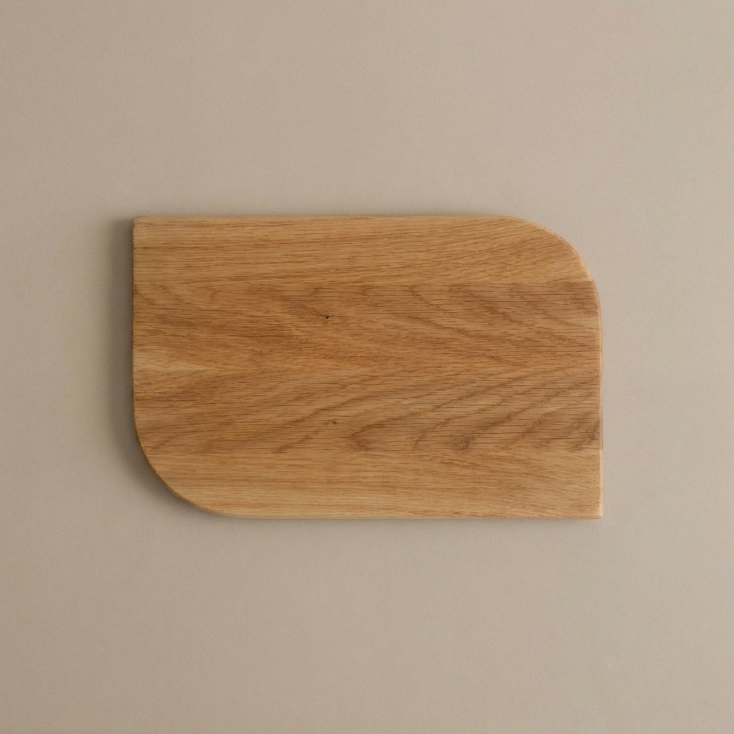 Kleines Schneidebrett aus Massivholz Eiche Talino auf hellem Steinboden 03