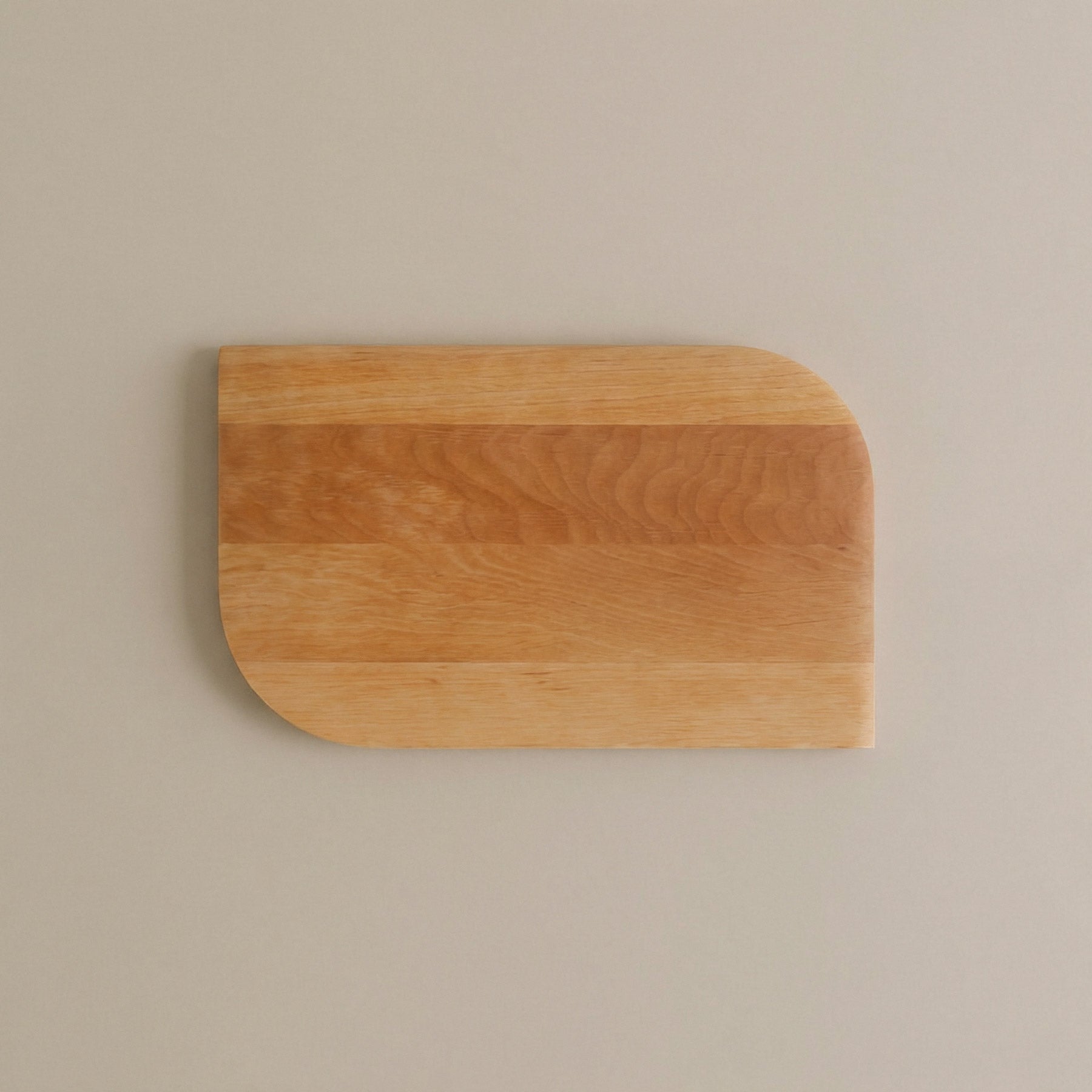 Kleines Schneidebrett aus Holz Erle Talino auf hellem Steinboden 02