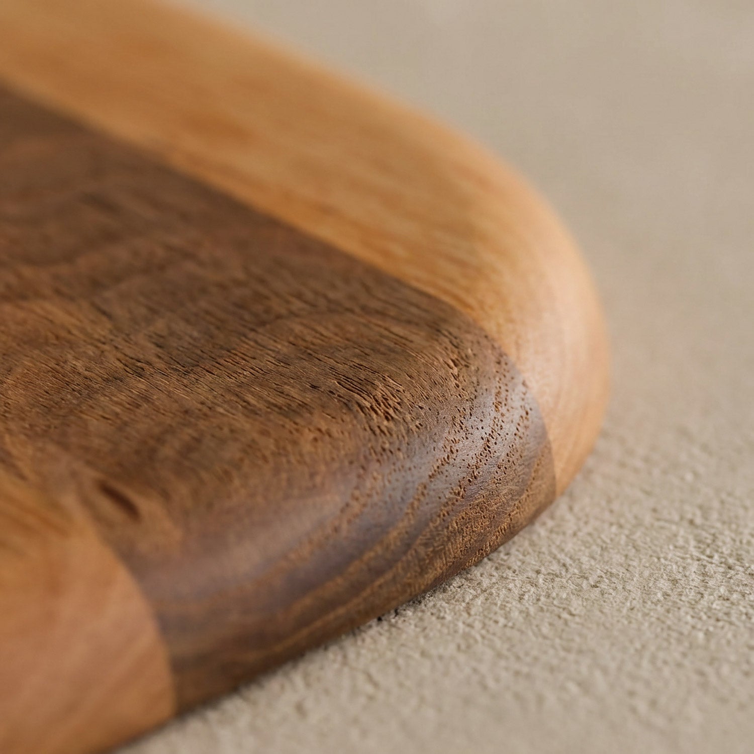 Dieses Brotzeitbrett aus Holz, Erle Talino zeigt sein schönes Holzbild im Detail, auf hellem Steinboden 04