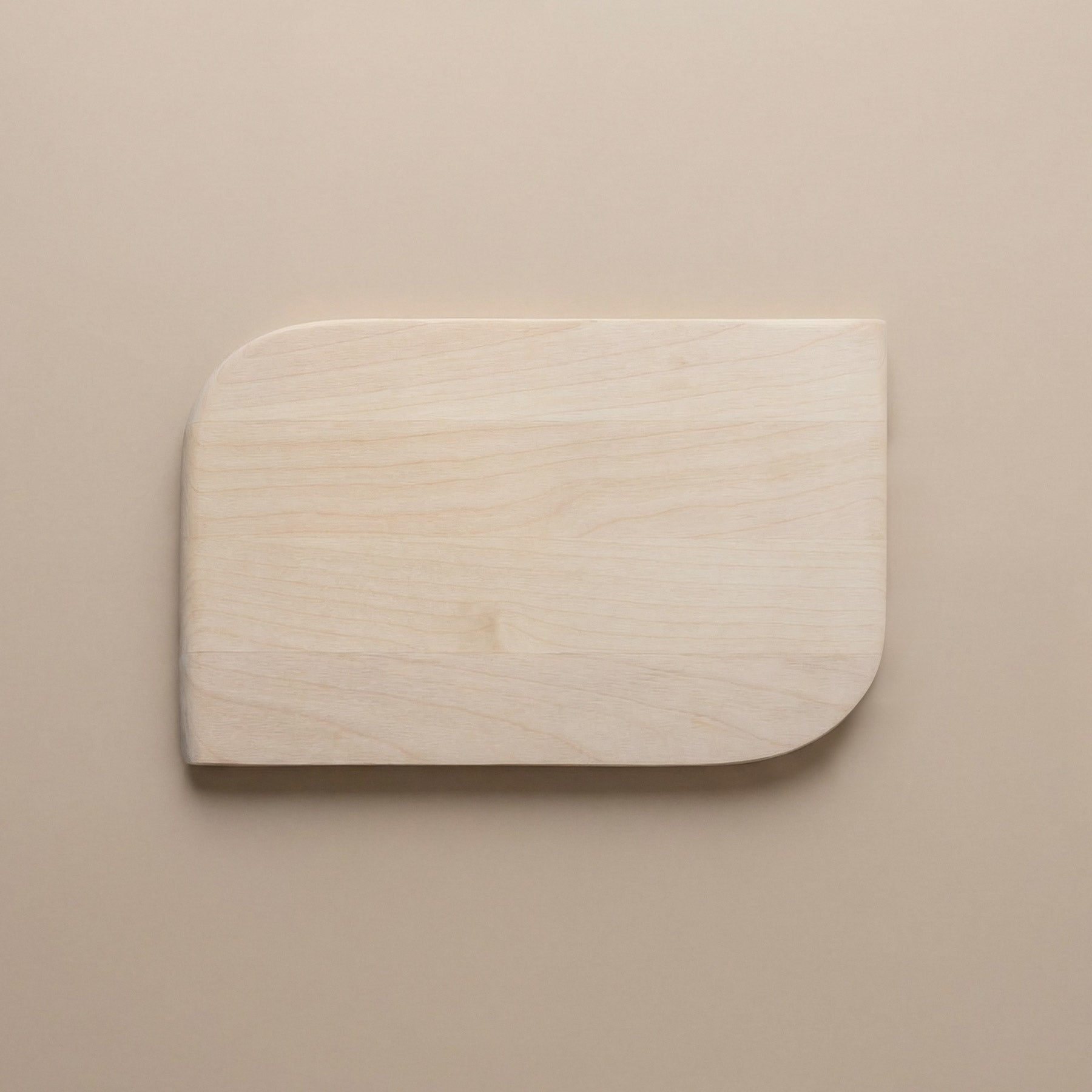 Kleines Frühstücksbrett Talino aus Ahorn, Massivholz – handgefertigt mit lebensmittelechtem Bienenwachs-Finish. Jedes Holzbild von Hand gelegt und traditionell gefertigt, 27 x 17 x 1,5 cm