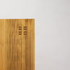Ein Schreibtisch, der nicht nur funktional ist, sondern auch Körper und Geist Raum zum Entfalten gibt. Klassische Holzverbindungstechnik garantiert Stabilität und Festigkeit, ohne den Einsatz von Leim.